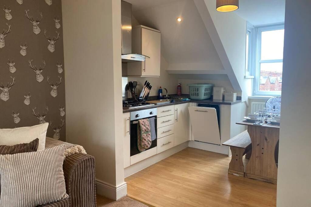 Upper 2 Bedroom Apartment In The Heart Of Jesmond Ньюкасл-апон-Тайн Екстер'єр фото
